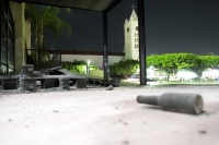 Sábado 25 de mayo del 2019. Tuxtla Gutiérrez. Los restos de la fogata que estudiantes prendieron esta noche en la entrada del edificio del gobierno de Chiapas. Sábado 25 de mayo del 2019. Tuxtla Gutiérrez. Los restos de la fogata que estudiantes prendieron esta noche en la entrada del edificio del gobierno de Chiapas.