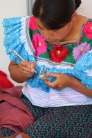 Lunes 6 de abril del 2015. Tuxtla Gutiérrez. Artesanos elaboran sus productos en el Parque de la Marimba donde se lleva a cabo la Expo Artesanal Sur Sureste 2015.