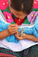 Lunes 6 de abril del 2015. Tuxtla Gutiérrez. Artesanos elaboran sus productos en el Parque de la Marimba donde se lleva a cabo la Expo Artesanal Sur Sureste 2015.