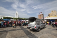 Domingo 10 de julio del 2016. Tuxtla Gutiérrez. Bases de apoyo del Ejercito Zapatista de Liberación Nacional entregan víveres en las carpas del plantón que mantiene el Movimiento Magisterial en protesta por la Reforma Educativa en la plaza central de la c