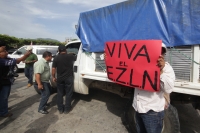 Domingo 10 de julio del 2016. Tuxtla Gutiérrez. Bases de apoyo del Ejercito Zapatista de Liberación Nacional entregan víveres en las carpas del plantón que mantiene el Movimiento Magisterial en protesta por la Reforma Educativa en la plaza central de la c