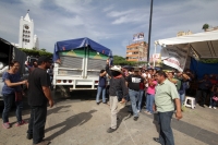 Domingo 10 de julio del 2016. Tuxtla Gutiérrez. Bases de apoyo del Ejercito Zapatista de Liberación Nacional entregan víveres en las carpas del plantón que mantiene el Movimiento Magisterial en protesta por la Reforma Educativa en la plaza central de la c