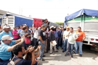 Domingo 10 de julio del 2016. Tuxtla Gutiérrez. Bases de apoyo del Ejercito Zapatista de Liberación Nacional entregan víveres en las carpas del plantón que mantiene el Movimiento Magisterial en protesta por la Reforma Educativa en la plaza central de la c