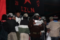 1 de enero del 2015. San Andrés Larrainzar. La delegación de padres de familia y compañeros de los normalistas de Ayotzinapa durante las celebraciones del aniversario zapatista en el Caracol II de Oventik