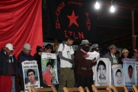 1 de enero del 2015. San Andrés Larrainzar. La delegación de padres de familia y compañeros de los normalistas de Ayotzinapa durante las celebraciones del aniversario zapatista en el Caracol II de Oventik 1 de enero del 2015. San Andrés Larrainzar. La delegación de padres de familia y compañeros de los normalistas de Ayotzinapa durante las celebraciones del aniversario zapatista en el Caracol II de Oventik
