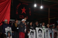 1 de enero del 2015. San Andrés Larrainzar. La delegación de padres de familia y compañeros de los normalistas de Ayotzinapa durante las celebraciones del aniversario zapatista en el Caracol II de Oventik