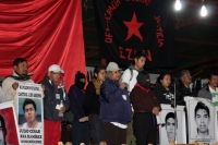1 de enero del 2015. San Andrés Larrainzar. La delegación de padres de familia y compañeros de los normalistas de Ayotzinapa durante las celebraciones del aniversario zapatista en el Caracol II de Oventik