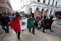 Miércoles 8 de octubre del 2014. San Cristóbal de las Casas. El contingente de Bases de Apoyo del EZLN (BAEZ) marchan en silencio esta tarde para manifestar el apoyo de las comunidades indígenas a los normalistas desaparecidos en Ayotzinapa.