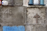Tumbas silenciosas del 94.  René Araujo.  Martes 12 de octubre. Tuxtla Gutiérrez. Las tumbas identificadas numéricamente permanecen impávidas y abandonadas desde hace 16 años, fueron las primeras criptas en ocupar un espacio en la estructura de cemento pr
