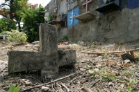 Tumbas silenciosas del 94.  René Araujo.  Martes 12 de octubre. Tuxtla Gutiérrez. Las tumbas identificadas numéricamente permanecen impávidas y abandonadas desde hace 16 años, fueron las primeras criptas en ocupar un espacio en la estructura de cemento pr