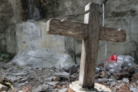 Tumbas silenciosas del 94.  René Araujo.  Martes 12 de octubre. Tuxtla Gutiérrez. Las tumbas identificadas numéricamente permanecen impávidas y abandonadas desde hace 16 años, fueron las primeras criptas en ocupar un espacio en la estructura de cemento pr