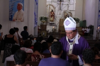 Miércoles 23 de marzo del 2016. Tuxtla Gutiérrez. Fabio Martínez Castilla, arzobispo de Tuxtla Gutiérrez durante la misa de la unción de los Enfermos, este medio día en la catedral de la capital del estado de Chiapas.