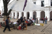 Sábado 2 de septiembre del 2012. San Cristóbal de las Casas, Chiapas. Una familia indígena protesta en la plaza central para exigir a las autoridades municipales que se les permita vender sus artesanías en las calles de San Cristóbal.