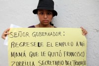 Lunes 14 de agosto del 2017. Tuxtla Gutiérrez. Una familia protesta en la entrada al estacionamiento del edificio de la administración estatal exigiendo los derechos laborales de una madre que fuera despedida de la Secretaria del Trabajo