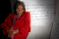 Miércoles 3 de octubre del 2012. San Cristóbal de las Casas, Chiapas. Familiares de los presos de conciencia en Chiapas, protestan en la plaza de armas de esta ciudad y se resguardan de la lluvia en los pasillos del edificio de la administración municipal