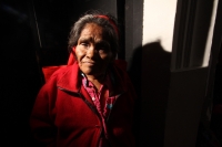 Miércoles 3 de octubre del 2012. San Cristóbal de las Casas, Chiapas. Familiares de los presos de conciencia en Chiapas, protestan en la plaza de armas de esta ciudad y se resguardan de la lluvia en los pasillos del edificio de la administración municipal