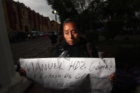 Miércoles 3 de octubre del 2012. San Cristóbal de las Casas, Chiapas. Familiares de los presos de conciencia en Chiapas, protestan en la plaza de armas de esta ciudad y se resguardan de la lluvia en los pasillos del edificio de la administración municipal