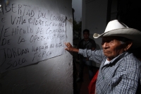 Miércoles 3 de octubre del 2012. San Cristóbal de las Casas, Chiapas. Familiares de los presos de conciencia en Chiapas, protestan en la plaza de armas de esta ciudad y se resguardan de la lluvia en los pasillos del edificio de la administración municipal