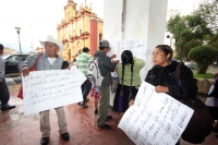 Miércoles 3 de octubre del 2012. San Cristóbal de las Casas, Chiapas. Familiares de los presos de conciencia en Chiapas, protestan en la plaza de armas de esta ciudad y se resguardan de la lluvia en los pasillos del edificio de la administración municipal