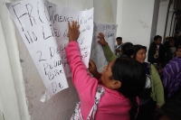 Miércoles 3 de octubre del 2012. San Cristóbal de las Casas, Chiapas. Familiares de los presos de conciencia en Chiapas, protestan en la plaza de armas de esta ciudad y se resguardan de la lluvia en los pasillos del edificio de la administración municipal