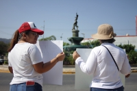 Los familiares de las personas desapecidas de frontera Comalapa realizan actividades esta maÃ±ana aquÃ­ en Tuxtla GutiÃ©rrez, pidiendo ayuda para encontrar a quienes desaparecieran en la carretera que conduce a la Trinitaria hace unas semanas.