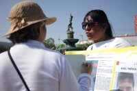 Los familiares de las personas desapecidas de frontera Comalapa realizan actividades esta maÃ±ana aquÃ­ en Tuxtla GutiÃ©rrez, pidiendo ayuda para encontrar a quienes desaparecieran en la carretera que conduce a la Trinitaria hace unas semanas.