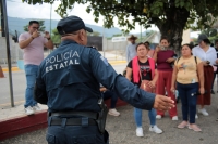 20231015. Tuxtla. Familiares de los policías retenidos en Frontera Corozal se plantan en las instalaciones de la SSyPC