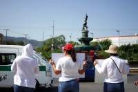 Los familiares de las personas desapecidas de frontera Comalapa realizan actividades esta maÃ±ana aquÃ­ en Tuxtla GutiÃ©rrez, pidiendo ayuda para encontrar a quienes desaparecieran en la carretera que conduce a la Trinitaria hace unas semanas.