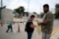 20231015. Tuxtla. Familiares de los policías retenidos en Frontera Corozal se plantan en las instalaciones de la SSyPC