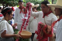 Sábado 10 de agosto del 2019. Tuxtla Gutiérrez. Durante las conmemoraciones del cambio de poderes donde Tuxtla fue nombrado capital de Chiapas, danzantes folclóricos realizan el paseo de las farolas en el lado poniente de la ciudad. Sábado 10 de agosto del 2019. Tuxtla Gutiérrez. Durante las conmemoraciones del cambio de poderes donde Tuxtla fue nombrado capital de Chiapas, danzantes folclóricos realizan el paseo de las farolas en el lado poniente de la ciudad.