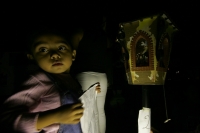 Los Faroles y la luna de Chiapa de Corzo. René Araujo.   Miércoles 20 de octubre. La luna de esta tarde parece esperar algo, se puede observar aun cuando no ha caído la noche.   En las cercanías de La Pilona la gente observa el cielo observando como azule