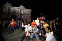 Los Faroles y la luna de Chiapa de Corzo. René Araujo.   Miércoles 20 de octubre. La luna de esta tarde parece esperar algo, se puede observar aun cuando no ha caído la noche.   En las cercanías de La Pilona la gente observa el cielo observando como azule