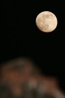 Los Faroles y la luna de Chiapa de Corzo. René Araujo.   Miércoles 20 de octubre. La luna de esta tarde parece esperar algo, se puede observar esta tarde aun cuando no ha caído la noche.   En las cercanías de La Pilona la gente observa el cielo observando
