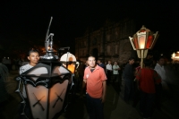 Los Faroles y la luna de Chiapa de Corzo. René Araujo.   Miércoles 20 de octubre. La luna de esta tarde parece esperar algo, se puede observar esta tarde aun cuando no ha caído la noche.   En las cercanías de La Pilona la gente observa el cielo observando