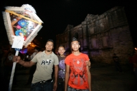 Los Faroles y la luna de Chiapa de Corzo. René Araujo.   Miércoles 20 de octubre. La luna de esta tarde parece esperar algo, se puede observar esta tarde aun cuando no ha caído la noche.   En las cercanías de La Pilona la gente observa el cielo observando