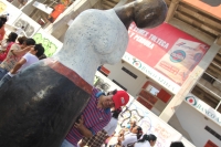 Domingo 27 de febrero. La escultura de artista Rafael Araujo recibe los últimos toques antes de ser cubierta para esperar su inauguración en la Calzada de la Etnias.