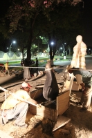 El escultor Rafael Araujo y el Arquitecto Moreno instalan esta madrugada la primera escultura de la Calzada de las Etnias
