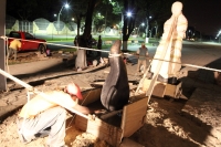 El escultor Rafael Araujo y el Arquitecto Moreno instalan esta madrugada la primera escultura de la Calzada de las Etnias El escultor Rafael Araujo y el Arquitecto Moreno instalan esta madrugada la primera escultura de la Calzada de las Etnias