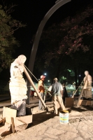 El escultor Rafael Araujo y el Arquitecto Moreno instalan esta madrugada la primera escultura de la Calzada de las Etnias