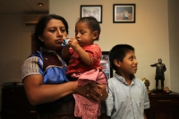 Domingo 28 de julio del 2013. Tuxtla Gutiérrez. El Niño tsotsil Feliciano Díaz, quien fuera maltratado por un funcionario del ayuntamiento de Villahermosa, de regreso a El Romerillo, San Juan Chamula.