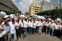 Viernes 24 de julio del 2015. Tuxtla Gutiérrez. Fernando Castellanos Calymayor, aspirante al ayuntamiento de la capital del estado de Chiapas por los partidos, PRi-PVEM-Unidos Por Chiapas-Nueva Alianza durante su manifestación en la Avenida Central declar
