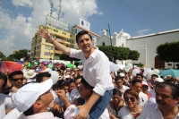 Viernes 24 de julio del 2015. Tuxtla Gutiérrez. Fernando Castellanos Calymayor, aspirante al ayuntamiento de la capital del estado de Chiapas por los partidos, PRi-PVEM-Unidos Por Chiapas-Nueva Alianza durante su manifestación en la Avenida Central declar