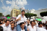 Viernes 24 de julio del 2015. Tuxtla Gutiérrez. Fernando Castellanos Calymayor, aspirante al ayuntamiento de la capital del estado de Chiapas por los partidos, PRi-PVEM-Unidos Por Chiapas-Nueva Alianza durante su manifestación en la Avenida Central declar