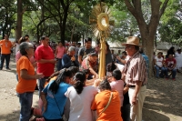 Domingo 3 de diciembre del 2017. Chiapa de Corzo. El cierre de las iglesias por las afectaciones del sismo del 7 de septiembre obliga a los feligreses a sacar las imágenes religiosas a espacios públicos donde el fervor popular se manifiesta con devoció