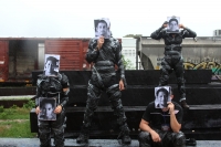 Miércoles 4 de junio del 2014. Arriaga. Miembros de  organizaciones de derechos humanos realizan un performance bajo la lluvia de este medio día en el Festival de la Bestia.