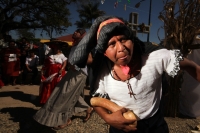 Febrero 2 de 2014. Copoya. Danza Zoque en la casa del Presidente de la Junta de Festejos de Copoya durante las celebraciones de la Virgen de Candelaria la cual no se realiza dentro de la parroquia en la escisión de la iglesia y el grupo tradicional por el