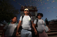 Martes 16 de diciembre del 2014. San Cristóbal de las Casas. Los Jóvenes Floreros del municipio de Chiapa de Corzo y de Ácala recorren la zona boscosa de la comunidad Mitziton en la región Altos del estado de Chiapas recolectando la flor de NIluyarilu den