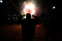 Domingo 18 de diciembre del 2016. San Lorenzo Zinacantan. Fuegos Artificiales, danzas, tambores y carrizo acompañan los rezos y promesas de esta noche en la comunidad Navenchauc donde los jóvenes floreros reafirman las promesas del recorrido de La Topada 