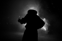 Domingo 18 de diciembre del 2016. San Lorenzo Zinacantan. Fuegos Artificiales, danzas, tambores y carrizo acompañan los rezos y promesas de esta noche en la comunidad Navenchauc donde los jóvenes floreros reafirman las promesas del recorrido de La Topada 