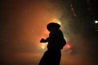 Domingo 18 de diciembre del 2016. San Lorenzo Zinacantan. Fuegos Artificiales, danzas, tambores y carrizo acompañan los rezos y promesas de esta noche en la comunidad Navenchauc donde los jóvenes floreros reafirman las promesas del recorrido de La Topada 